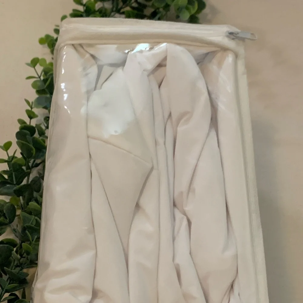 NEW Allerease Queen Mattress Protector - Picture 4 of 4